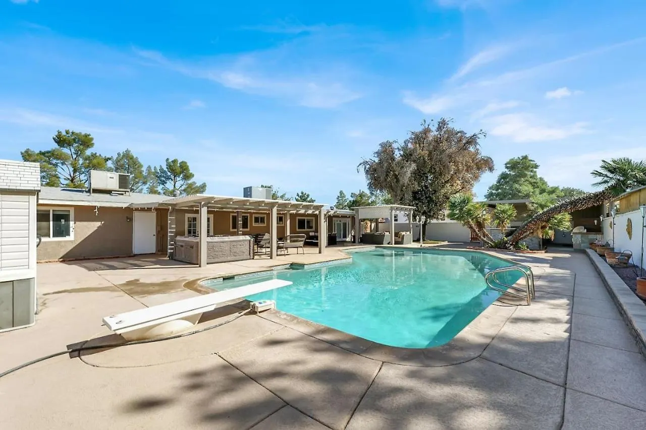 Spacious 4Br Plus Den With Pool, Jacuzzi, Bbq, Near Strip location